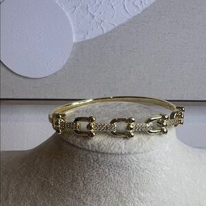 Elegant Gold Bracelet with Sparkling Accents